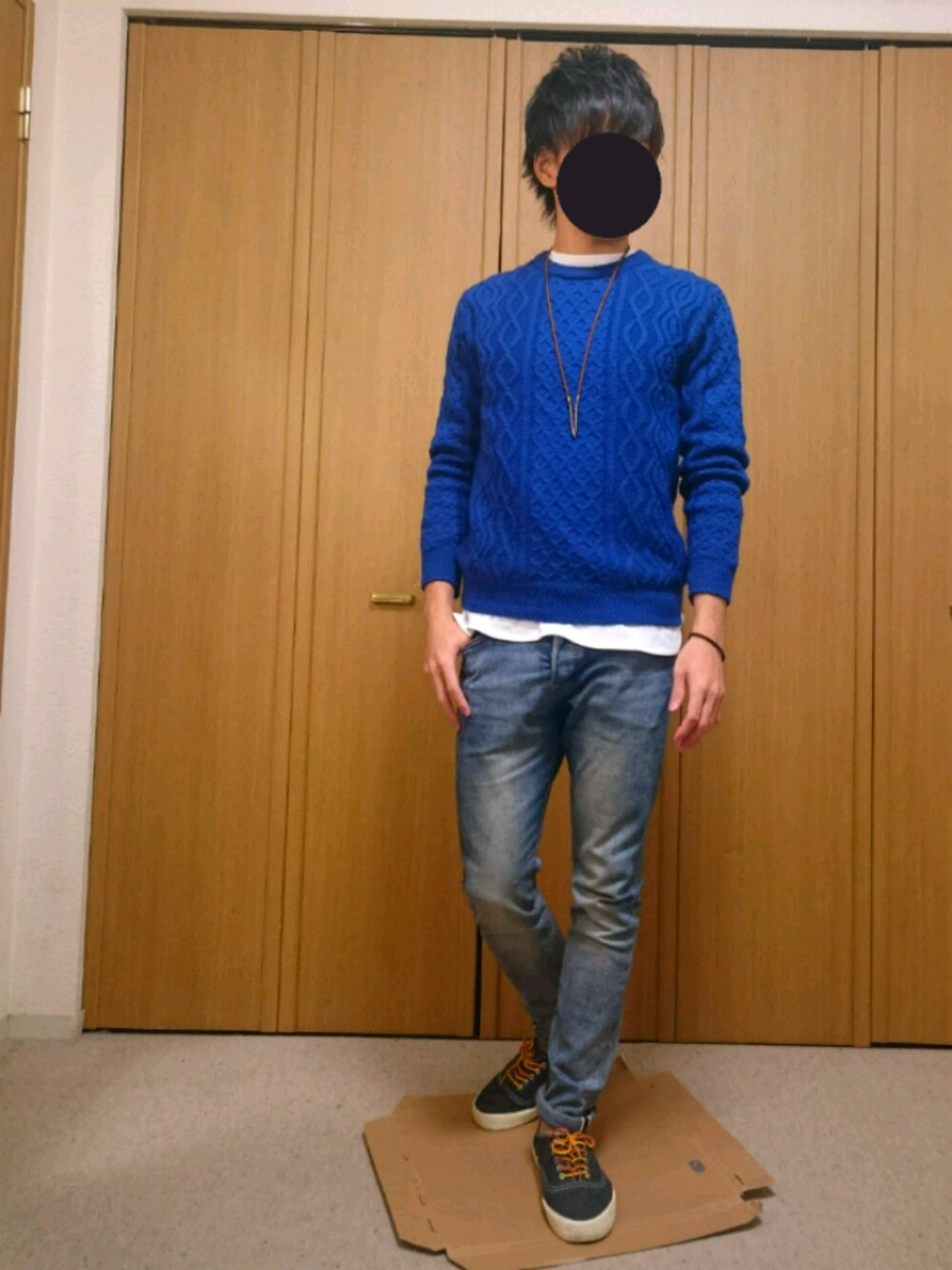 「カジュアル、統一感、青×白、ニット、ジーンズ、スニーカー、American Eagle、WEGO」｜「no brandのアイテム（ニット/セーター、ブルー系）」を使った、M.Kさん（メンズ・175cm）の冬コーディネートの1枚目の写真