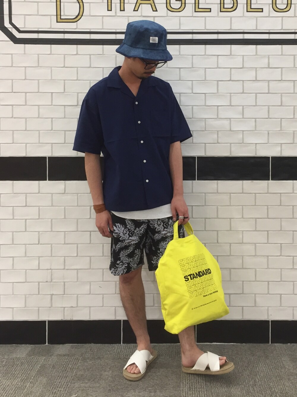 ブルー系のシャツ/ブラウス、ホワイト系のタンクトップ、レッド系のその他パンツを着用したメンズの夏コーディネートの1枚目の写真