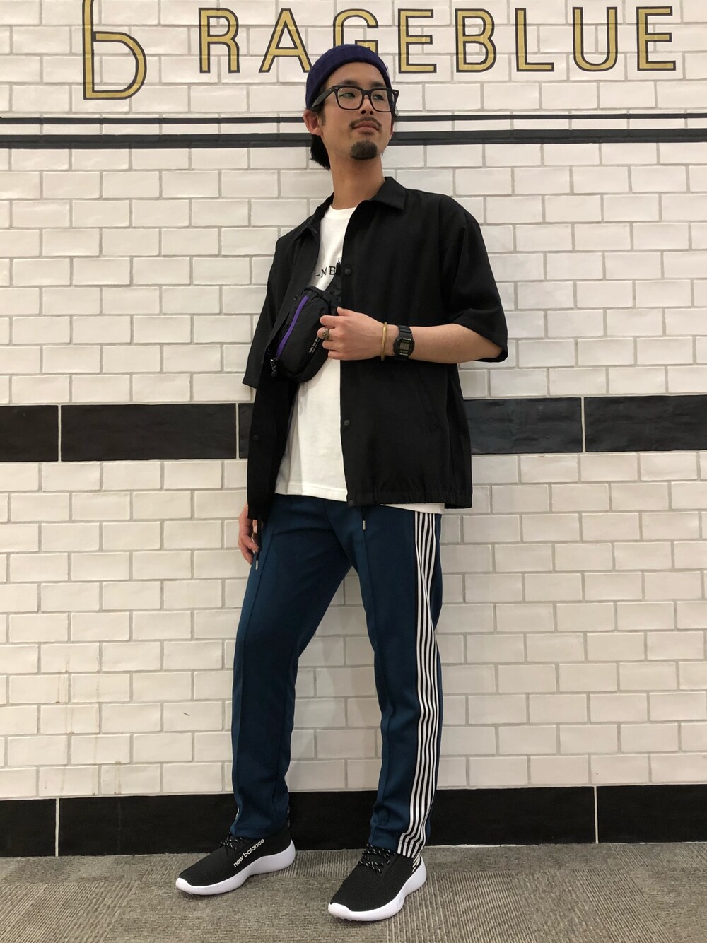 ブラック系のシャツ/ブラウス、ホワイト系のTシャツ/カットソー、ブルー系のパンツを着用したメンズの春コーディネートの1枚目の写真