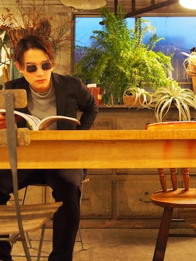 「ZeroUV（-）のアイテム」を使った、西大輔さん（メンズ・171cm）の秋コーディネート