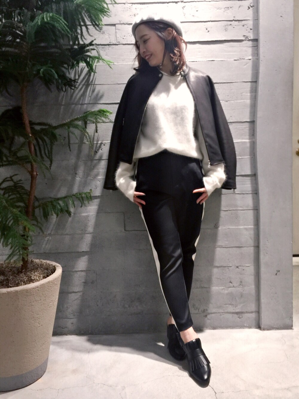 「HARE、シンプルコーデ、パンツスタイル、春コーデ、ラフ、ライダース、ラインパンツ、ベレー帽」｜「HAREのレザーシングルライダース(HARE)（ライダースジャケット、ブラック系）」を使った、mdkさん（レディース・156cm）の冬コーディネートの1枚目の写真