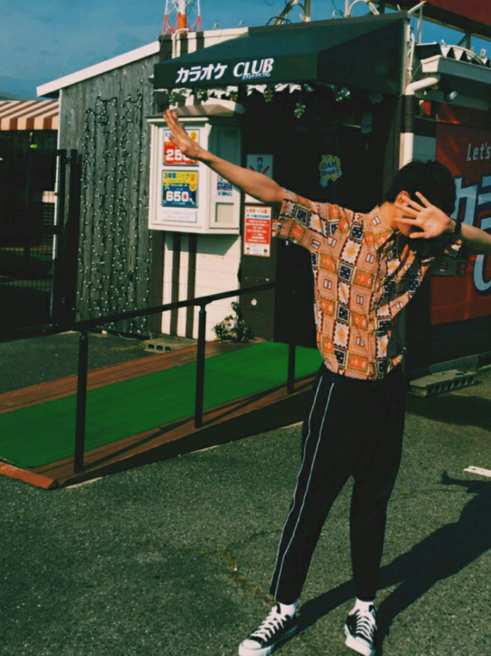 「🎤オケオケオケ🎤」｜「HAREのサイドラインパンツ(HARE)（その他パンツ、ブルー系）」を使った、T.H.R.さん（メンズ・170cm）の夏コーディネートの1枚目の写真