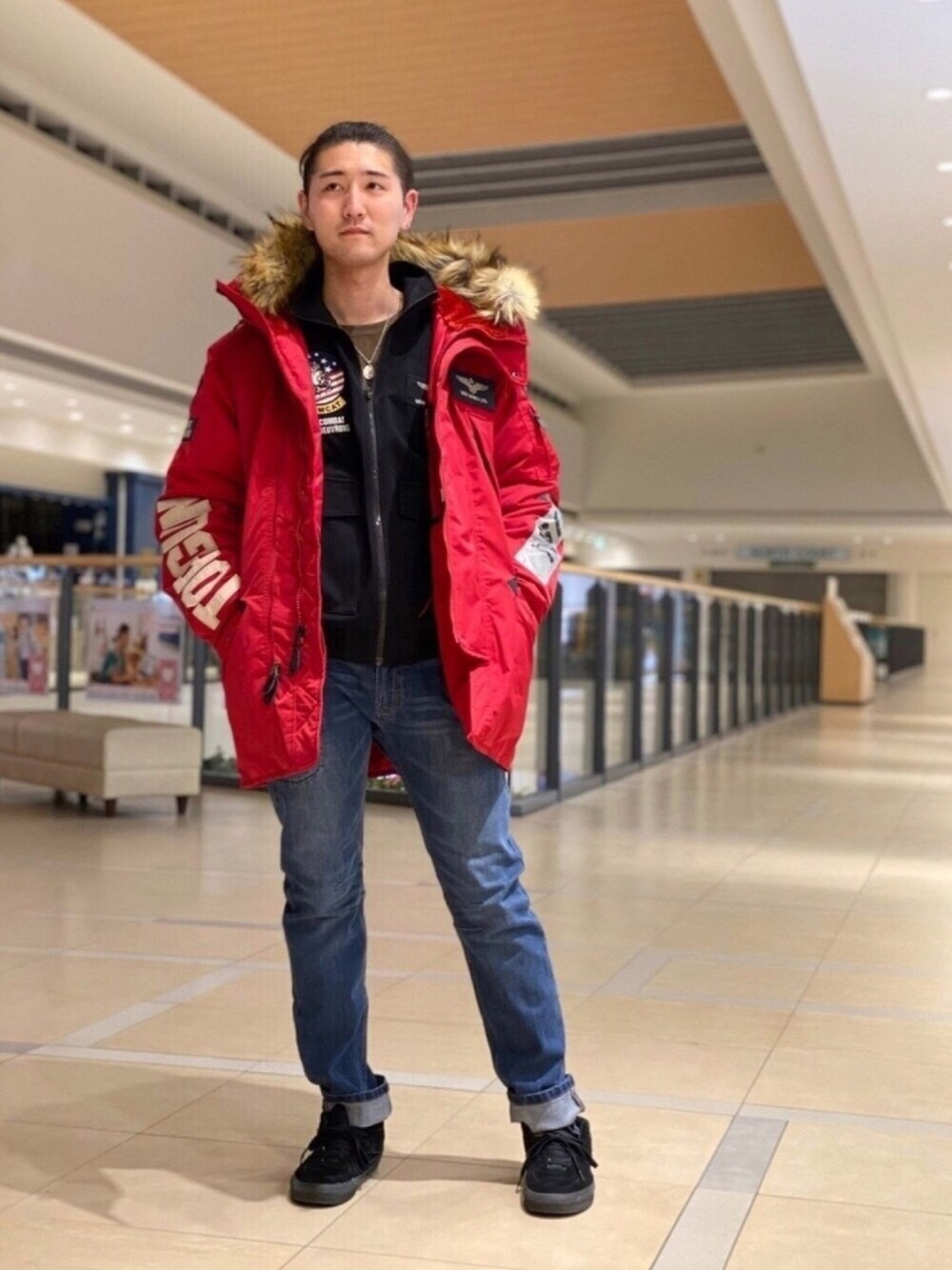 「スニーカー、ミリタリー、AVIREX、赤、N-3B、デニムパンツ、TOPGUN、冬のコーデ、ファッションの力を信じよう、Today is Ito」｜「AVIREXのカスタム N-3B トップガン/CUSTOM N-3B TOP GUN（ミリタリージャケット、レッド系）」を使った、伊藤英俊さん（メンズ・179cm）の冬コーディネートの1枚目の写真