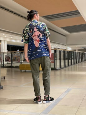 「AVIREX（アヴィレックス）のアイテム（サンダル）」を使った、伊藤英俊さん（メンズ・179cm）の春コーディネート