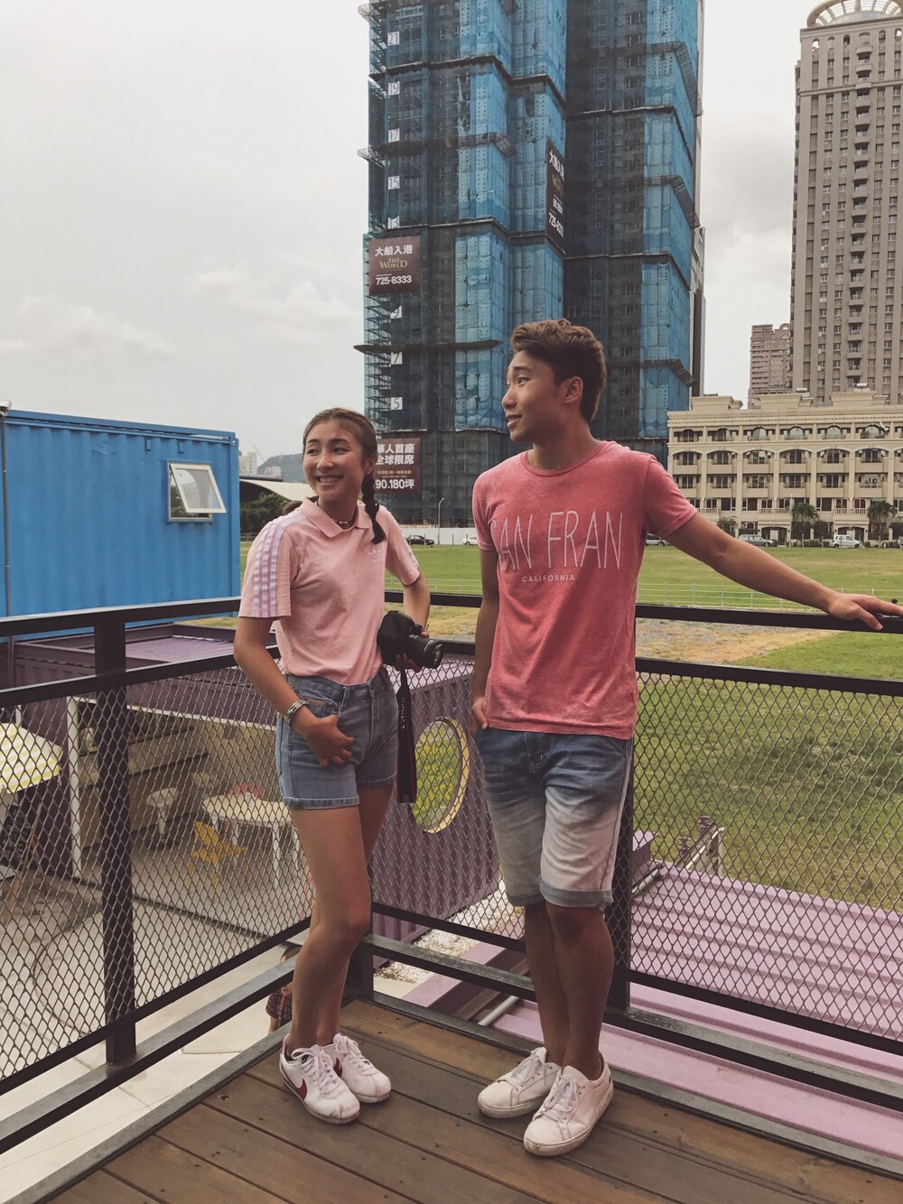 「harryanstyling、Taiwan、夏」｜「RIVER ISLANDのアイテム（Tシャツ/カットソー、ピンク系）」を使った、Harry Yanさん（メンズ・180cm）の夏コーディネートの1枚目の写真