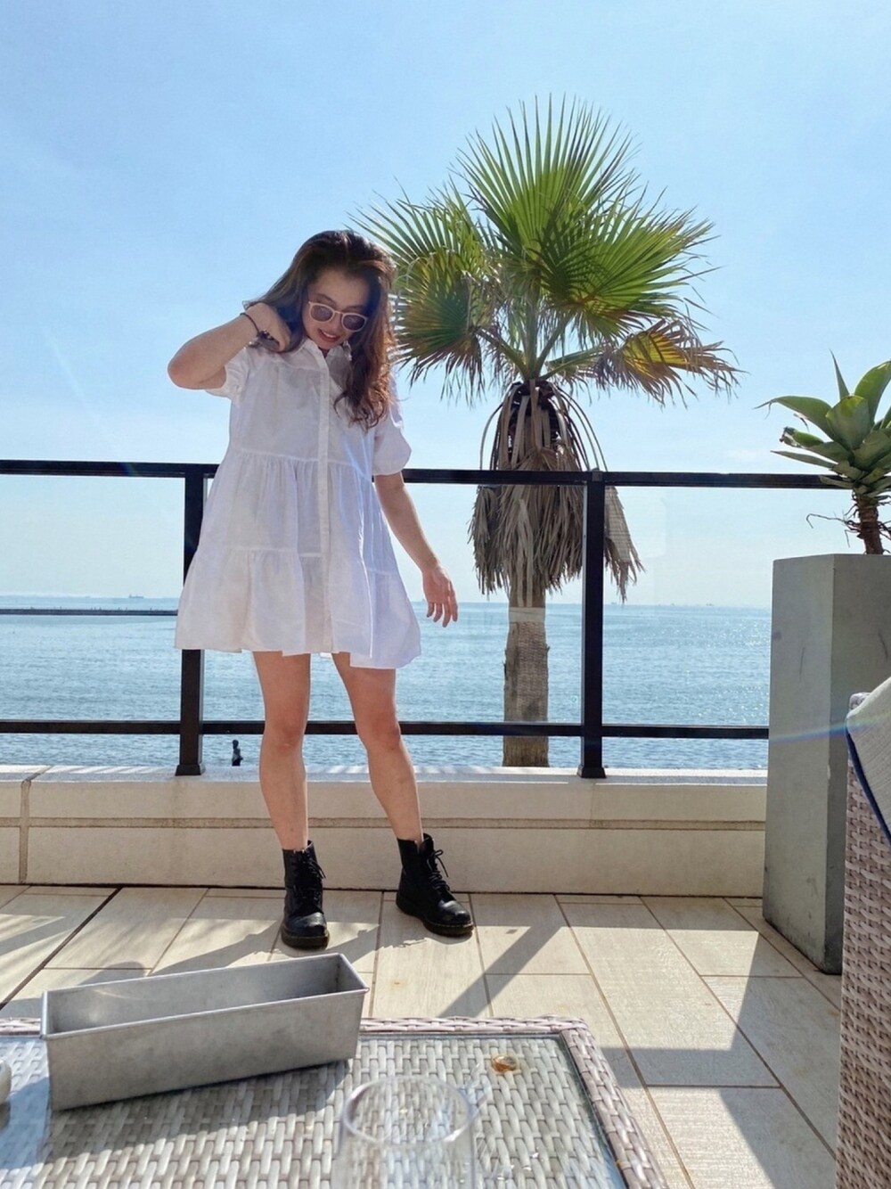 「ドクターマーチン、ZARA、デート、Dr.Martens、白コーデ、海スタイル」｜「ZARAのアイテム（ワンピース、ホワイト系）」を使った、𝑨𝑰𝑹𝑰さん（レディース・163cm）の秋コーディネートの1枚目の写真