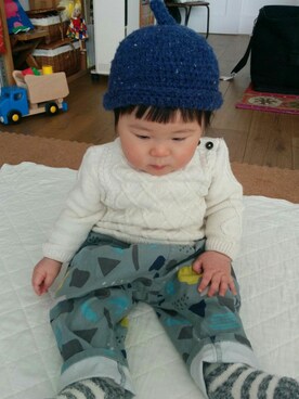 「H&M（エイチ・アンド・エム）のアイテム（ニット/セーター、ホワイト系）」を使った、てこまるさん（キッズ・70cm）の春コーディネート