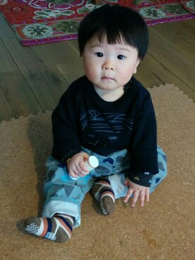 「MARKEY'S（マーキーズ）のアイテム（Tシャツ/カットソー、ブラック系）」を使った、てこまるさん（キッズ・70cm）の春コーディネート