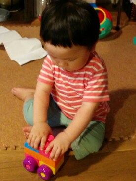 「H&M（エイチ・アンド・エム）のアイテム（Tシャツ/カットソー、レッド系）」を使った、てこまるさん（キッズ・70cm）の夏コーディネート