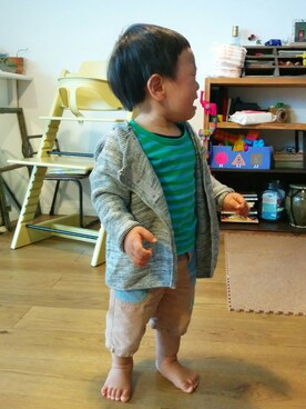 「H&M（エイチ・アンド・エム）のアイテム（ニット/セーター、グレー系）」を使った、てこまるさん（キッズ・70cm）の秋コーディネート
