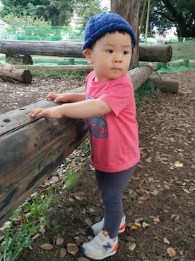 「patagonia（パタゴニア）のアイテム（Tシャツ/カットソー、レッド系）」を使った、てこまるさん（キッズ・70cm）の秋コーディネート