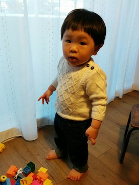 「H&M（エイチ・アンド・エム）のアイテム（ニット/セーター、ホワイト系）」を使った、てこまるさん（キッズ・70cm）の秋コーディネート