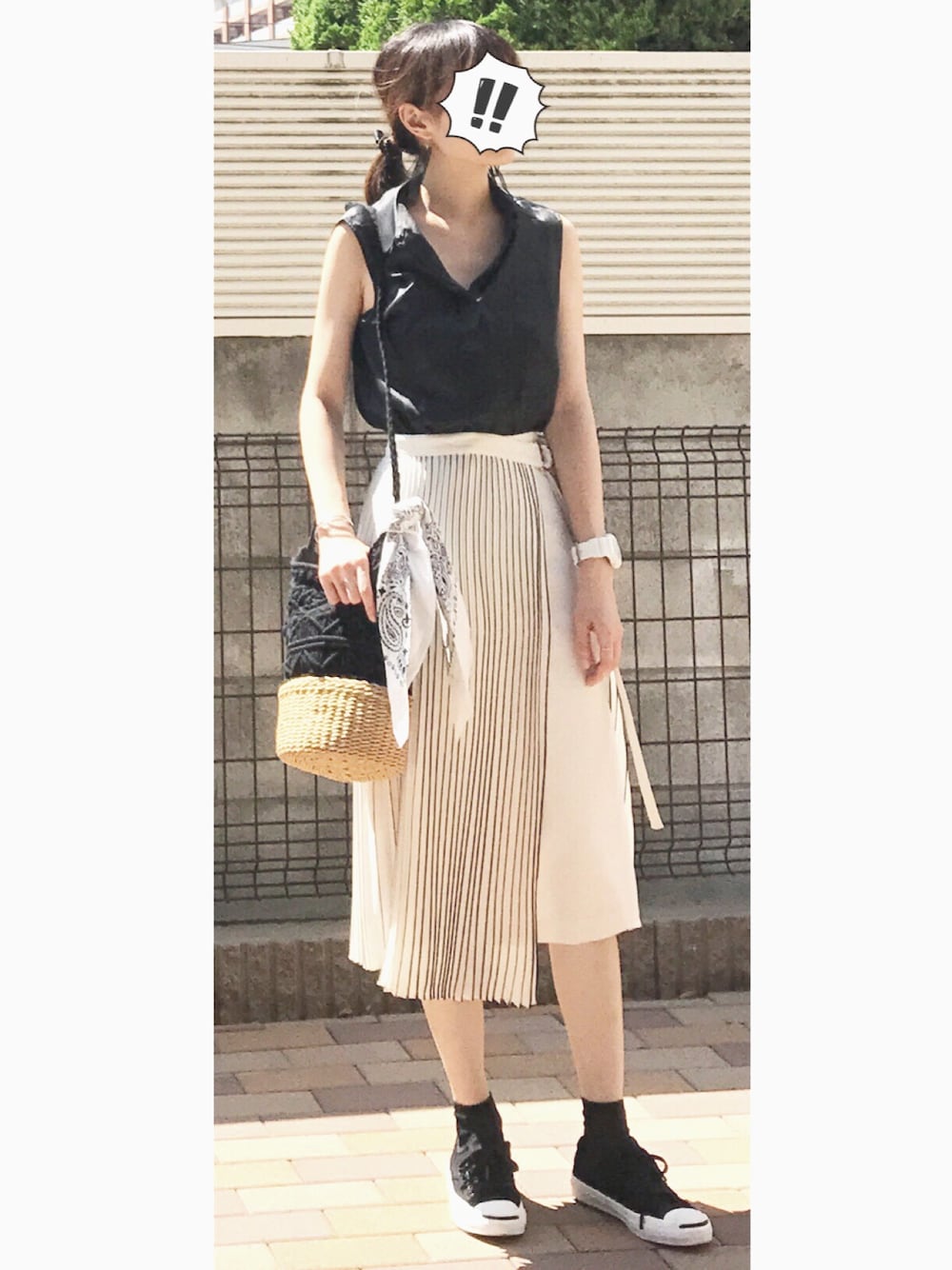 「夏コーデ、休日スタイル、シンプル、大人コーデ、オトナ女子、黒コーデ、シャツスタイル、コンバース、モノトーン、white」｜「CONVERSEの[別注][ジャックパーセル]JACK PURCELL RLY CB スニーカー(22.5cm-25cm)（スニーカー、ブラック系）」を使った、WTIN さん（レディース・157cm）の夏コーディネートの1枚目の写真