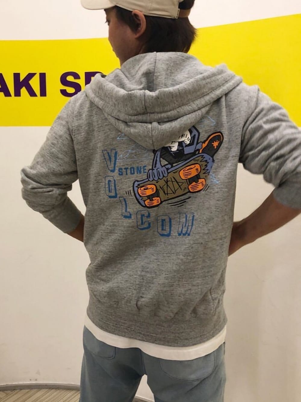 Volcom(ボルコム)の花柄スノボウェアとグレーのパンツ O0811701