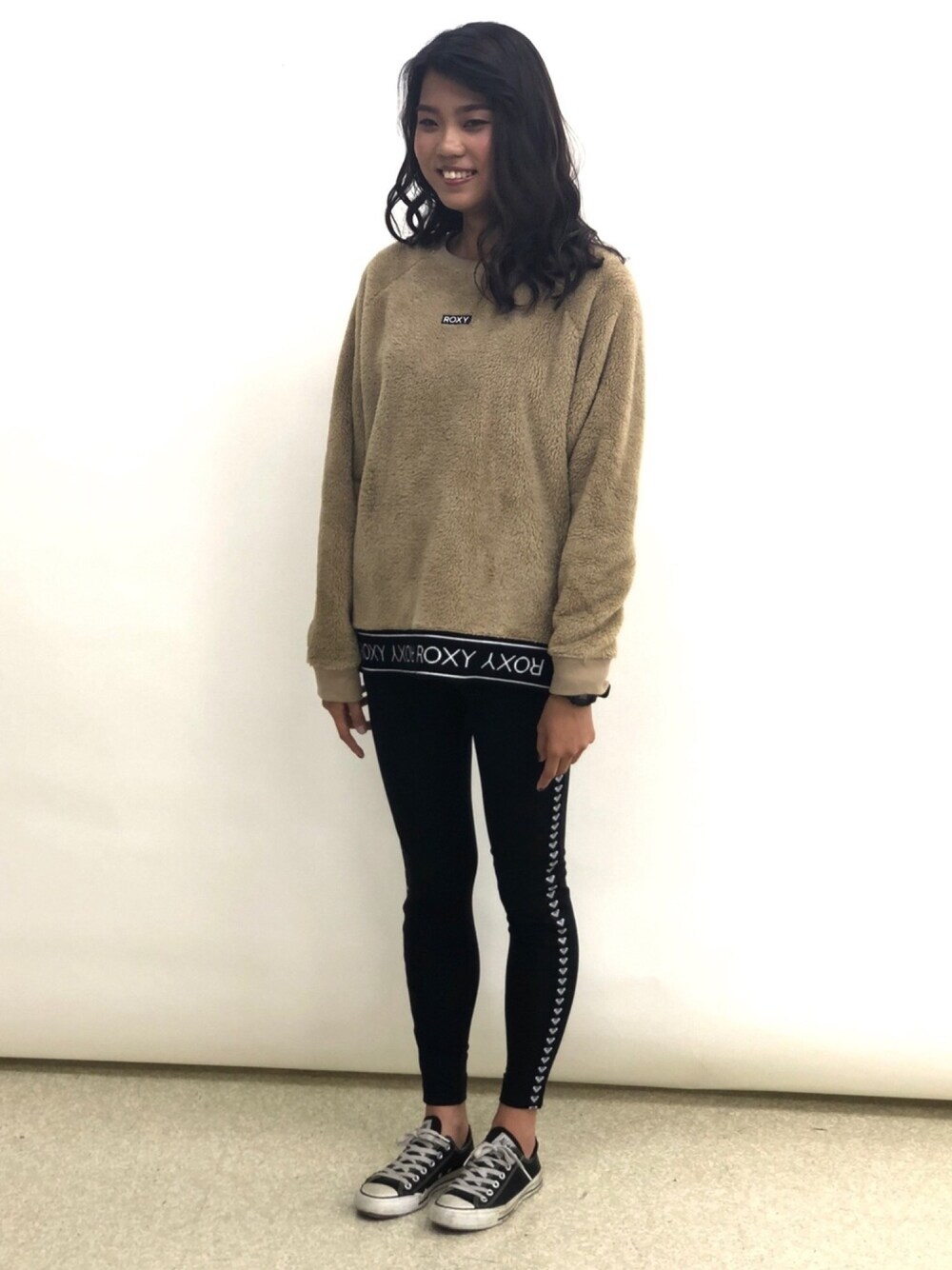 「秋冬コーデ、ROXY、コンバース、アスレジャー、シンプルコーデ、ストリート、スタッフコーデ、ムラサキスポーツ」｜「ROXYのROXY/ロキシー RPO194622M ボアトレーナー（スウェット、ベージュ系）」を使った、murasaki_officialさん（レディース・167cm）の秋コーディネートの1枚目の写真