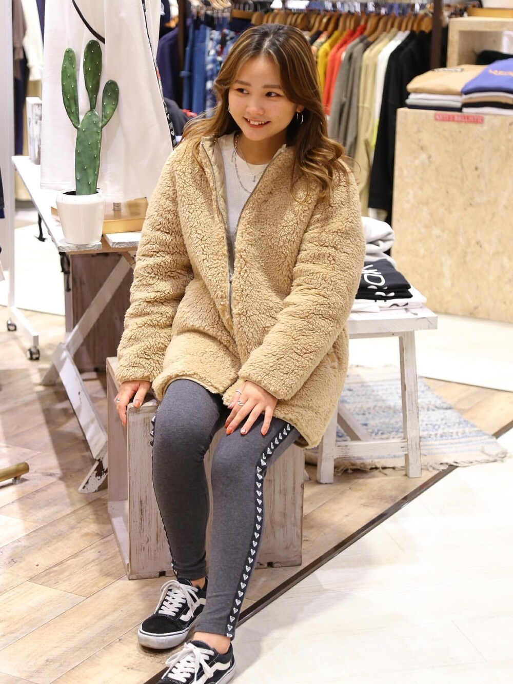 「もこもこ、モコモコアウター、ベージュ、ROXY、VANS、シンプル、冬コーデ、スタッフコーデ、ムラサキスポーツ」｜「ROXYのROXY/ロキシー RJK194020 ボアジャケット（ダウンジャケット/コート、ベージュ系）」を使った、murasaki_officialさん（レディース・156cm）の秋コーディネートの1枚目の写真