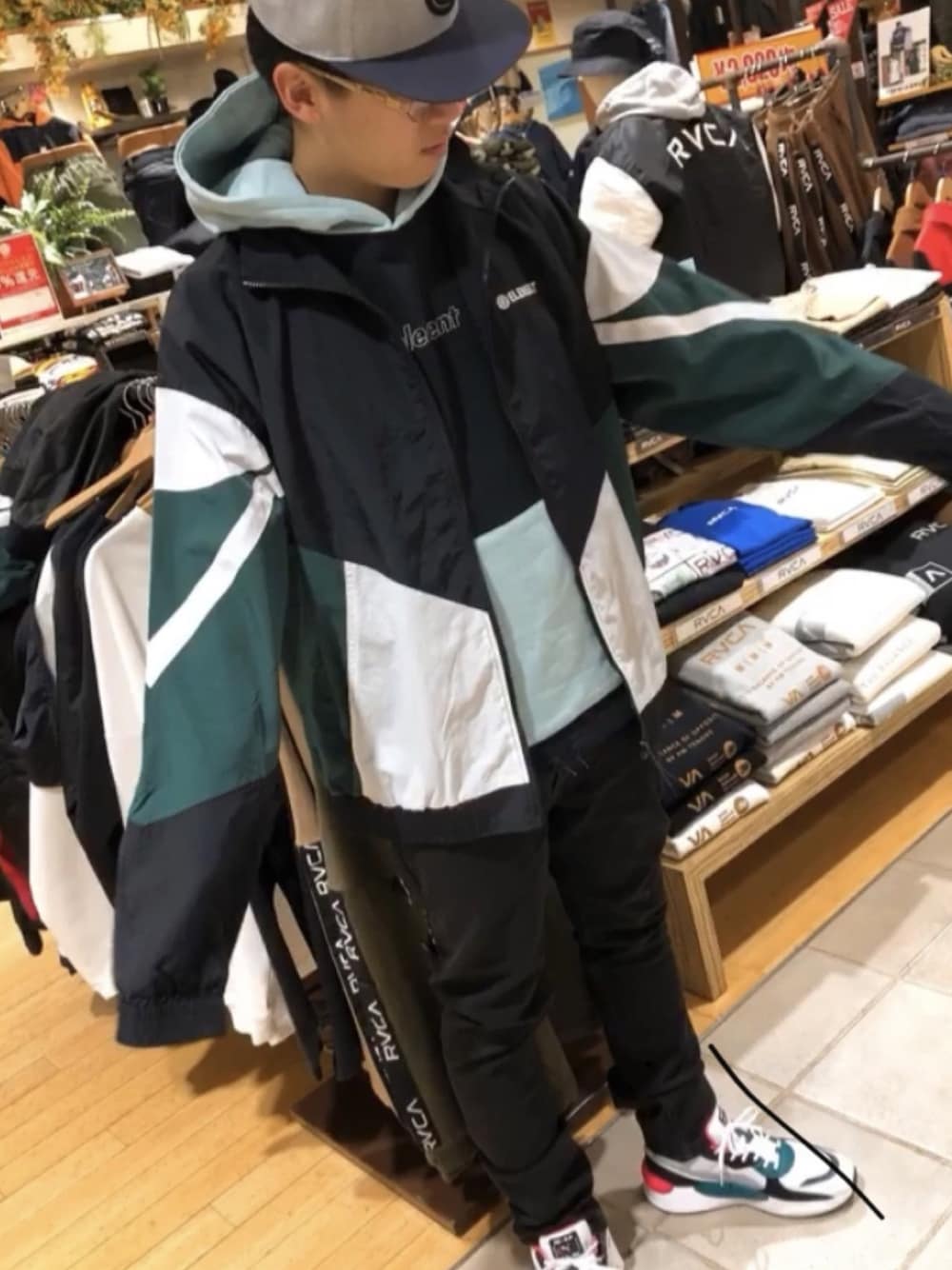 「element、VOLCOM、ナイロンジャケット、パーカー、PUMA、ストリート、色合わせ、スタッフコーデ、ムラサキスポーツ、ムラスポ」｜「VOLCOMのVOLCOM/ボルコム A19319G0 ロングパンツ（デニムパンツ、ブラック系）」を使った、murasaki_officialさん（メンズ・170cm）の冬コーディネートの1枚目の写真