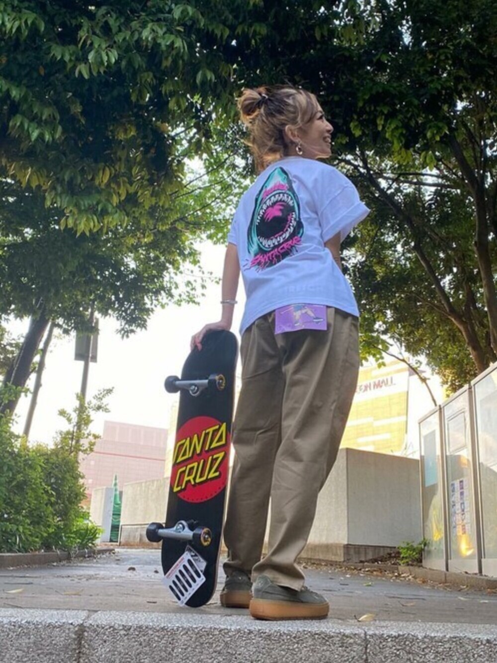 「SANTA CRUZ、element、ストリート、スケータースタイル、カジュアル、シンプルコーデ、Tシャツ、スタッフコーデ、ムラサキスポーツ、ムラスポ」｜「SANTA CRUZの【ムラサキスポーツ別注】SANTACRUZ/サンタクルーズ   ビッグシルエット  ロゴTシャツ   502212436（Tシャツ/カットソー、ホワイト系）」を使った、murasaki_officialさん（レディース・162cm）の春コーディネートの1枚目の写真