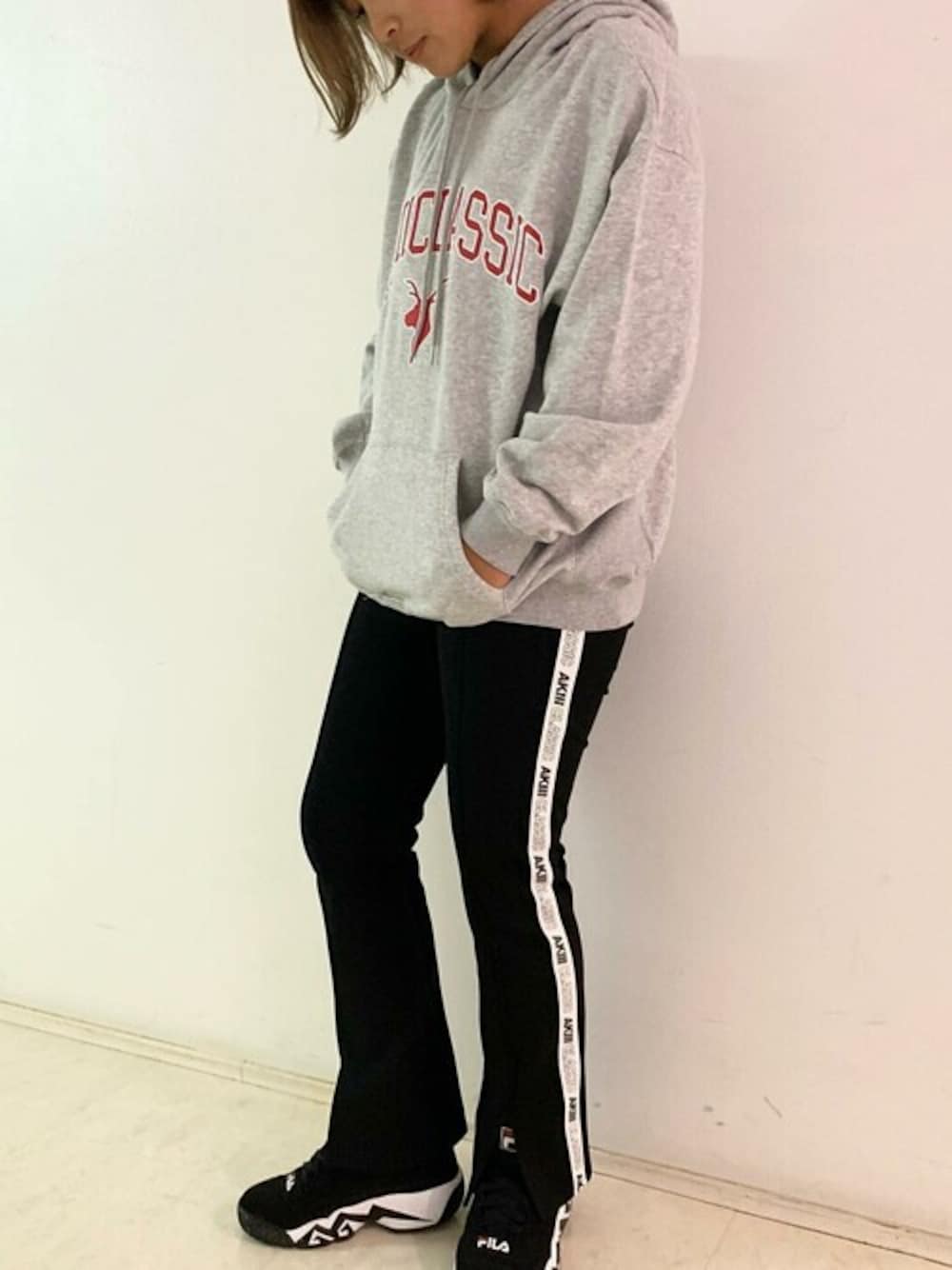 「AKIIICLASSIC、カジュアル、韓国ファッション、パーカー、ブラック、ラインパンツ、ビッグシルエット、シンプル、スニーカー、スタッフコーデ、ムラサキスポーツ、ムラスポ」｜「AKIII CLASSICの【ムラサキスポーツ別注】AKIIICLASSIC/アキクラシック  セミフレアカットソー  ラインテープ柄 ハイウエストパンツ SAK-2163（スラックス、ブラック系）」を使った、murasaki_officialさん（レディース・165cm）の冬コーディネートの1枚目の写真
