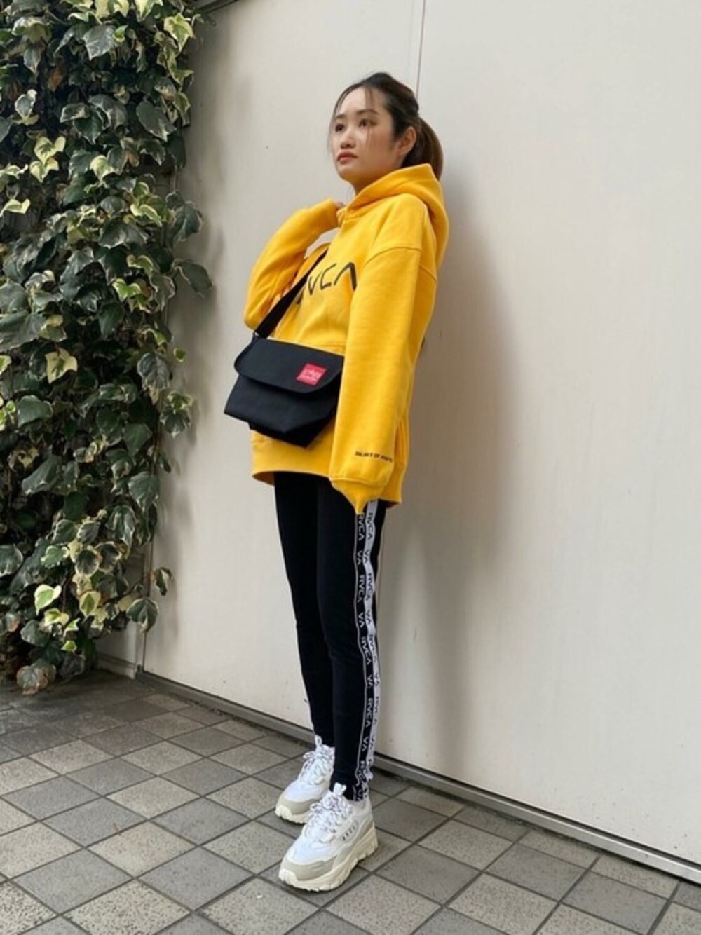 「ビッグシルエット、ビックシルエット、カジュアルコーデ、シンプル、パーカー、厚底シューズ、シンプルコーデ、ショルダーバッグ、スタッフコーデ、ムラサキスポーツ、ムラスポ、イエロー」｜「RVCAのRVCA/ルーカ  ビッグシルエット  フロントロゴパーカー  B044-024（パーカー、イエロー系）」を使った、murasaki_officialさん（レディース・160cm）の冬コーディネートの1枚目の写真