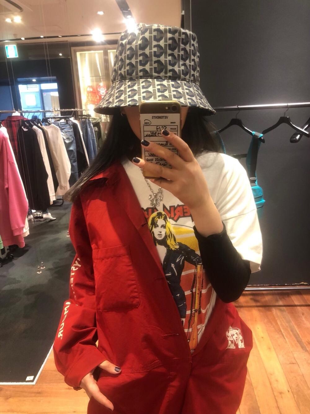 「ビッグシルエット、Hysteric Glamour、ラフコーデ、カジュアルコーデ、ヒステリックグラマー、ストリートコーデ」｜「HYSTERIC GLAMOURのTRIANGLE WOMAN オーバーサイズオールインワン（つなぎ/オールインワン、レッド系）」を使った、M E Iさん（レディース・162cm）の春コーディネートの1枚目の写真
