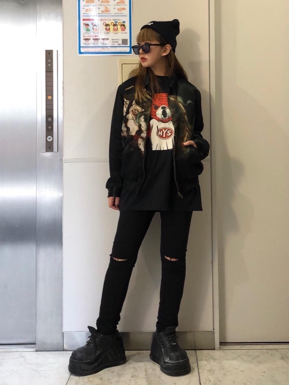 「ロック、Hysteric Glamour、カジュアルコーデ、ヒステリックグラマー、ストリートコーデ、パンクコーデ」｜「HYSTERIC GLAMOURのSU加工ストレッチツイル スリムパンツ（その他パンツ、ブラック系）」を使った、M E Iさん（レディース・162cm）の春コーディネートの1枚目の写真
