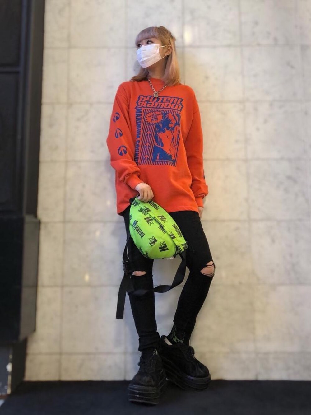 「スウェット、スキニー、Hysteric Glamour、ヒステリックグラマー、ロックコーデ」｜「HYSTERIC GLAMOURのSPBR加工 ISKO ストレッチデニムスキニースリムPT（デニムパンツ、ブラック系）」を使った、M E Iさん（レディース・162cm）の秋コーディネートの1枚目の写真
