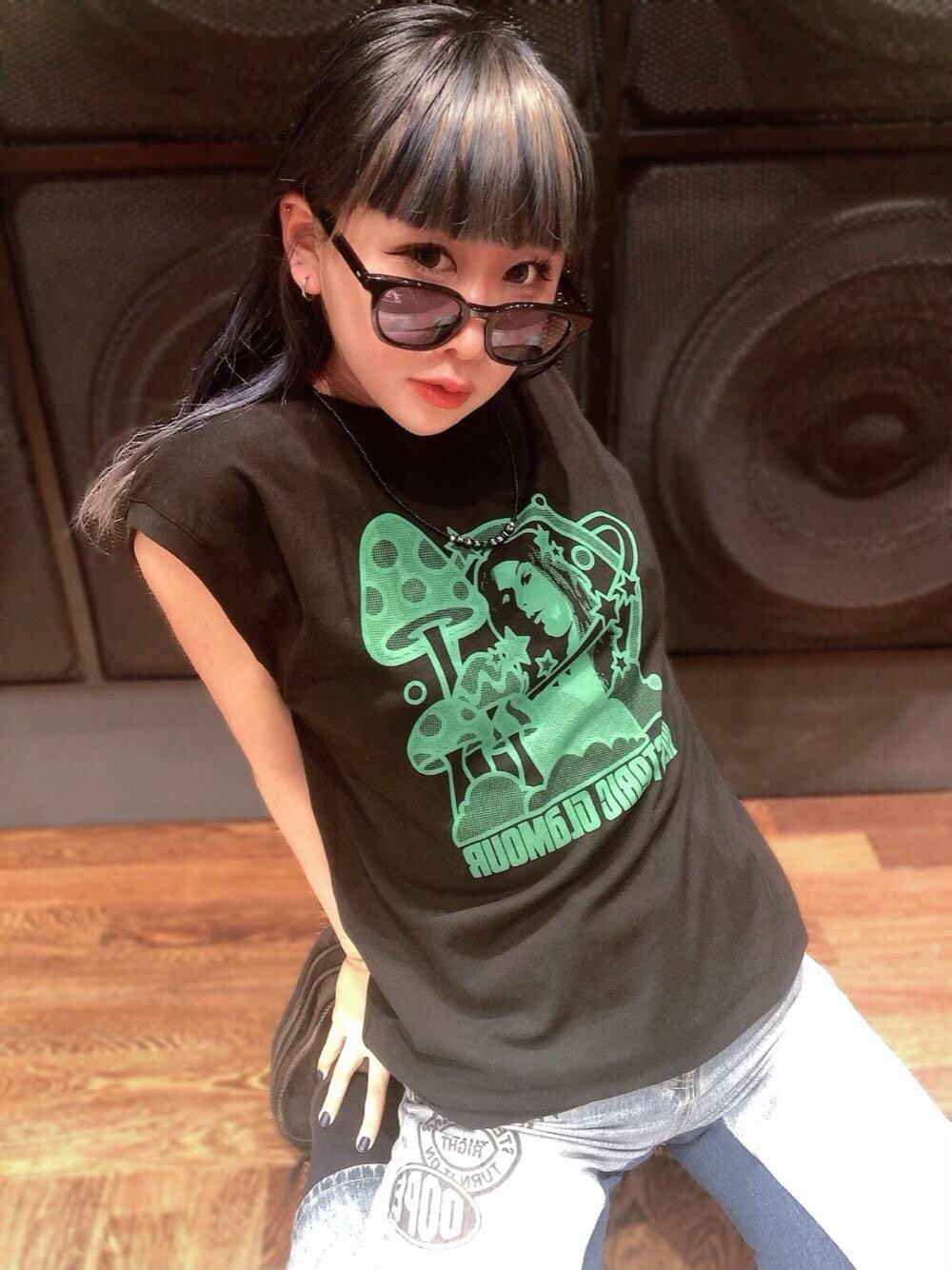 「ノースリーブ、ヒステリックグラマー、ストリートコーデ、ロックコーデ、でにむ、hysteric glamour、夏コーデ」｜「HYSTERIC GLAMOURのHG EXPERIENCE ワイドデニムパンツ（デニムパンツ、ブルー系）」を使った、M E Iさん（レディース・162cm）の夏コーディネートの1枚目の写真