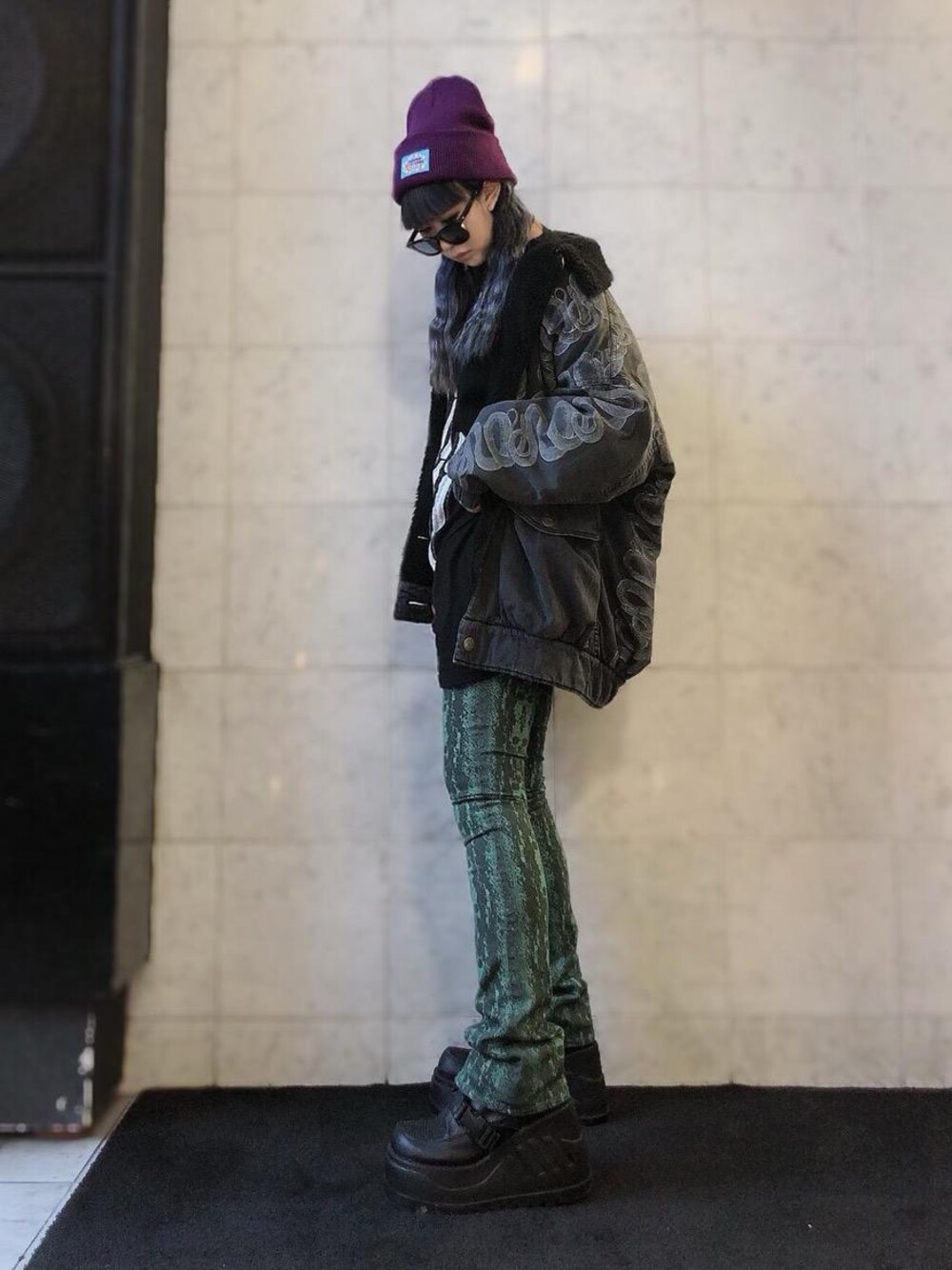 「ビッグシルエット、冬コーデ、総柄、フレアパンツ、ヒステリックグラマー、秋コーデ、ロックコーデ、hysteric glamour」｜「HYSTERIC GLAMOURのSUPER HYSTERIC ビーニーキャップ（ニットキャップ/ビーニー、パープル系）」を使った、M E Iさん（レディース・162cm）の秋コーディネートの1枚目の写真