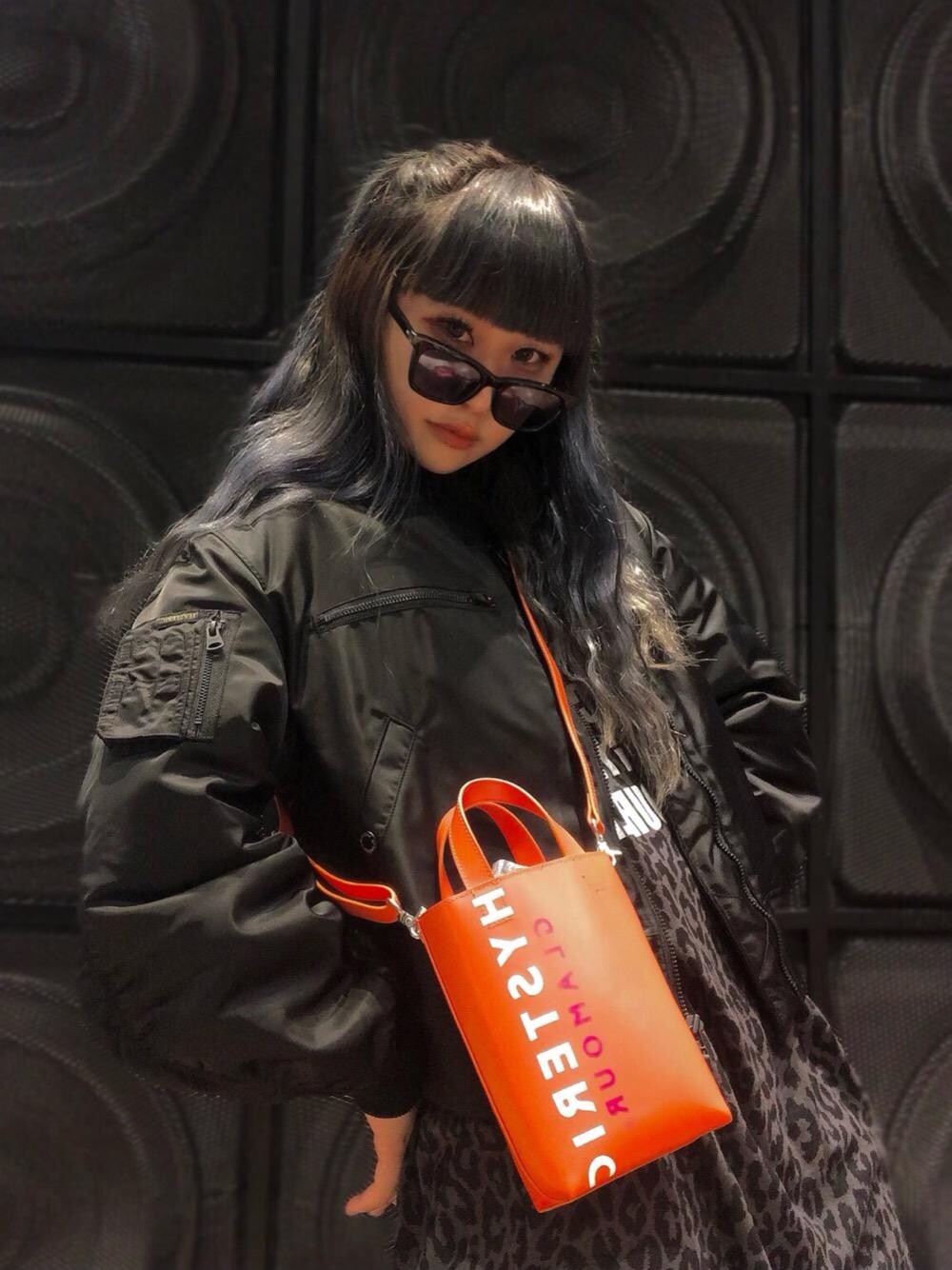 「冬コーデ、プリマロフト、シンプルコーデ、ヒステリックグラマー、秋コーデ、ロックコーデ、hysteric glamour」｜「HYSTERIC GLAMOURのCIRCLEロゴ ショート丈MA-1ジャケット（MA-1、ブラック系）」を使った、M E Iさん（レディース・162cm）の秋コーディネートの1枚目の写真