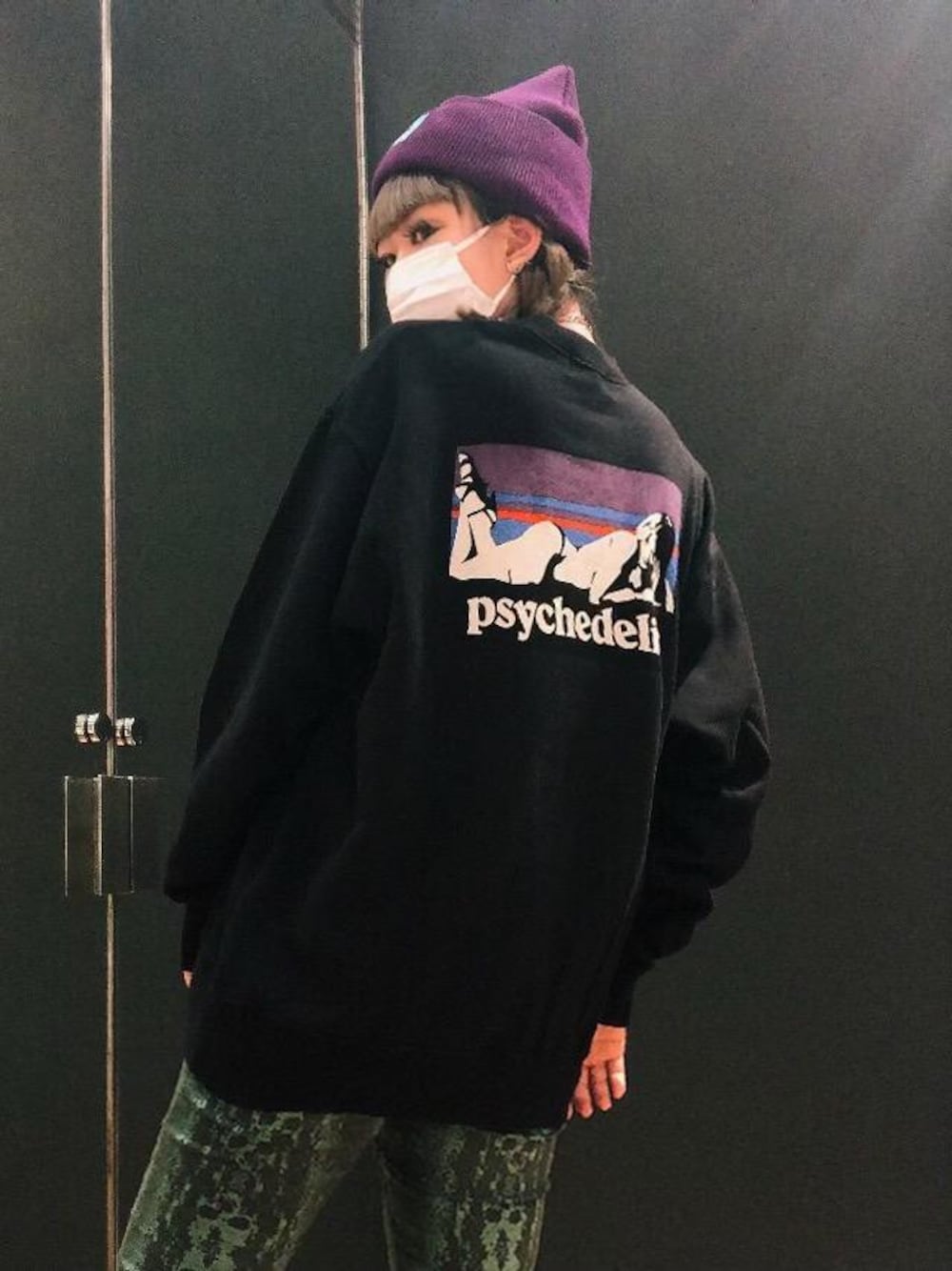 「スウェット、冬コーデ、ヒステリックグラマー、ストリートコーデ、ロックコーデ、hysteric glamour、秋🍁コーデ」｜「HYSTERIC GLAMOURのSUPER HYSTERIC ビーニーキャップ（ニットキャップ/ビーニー、パープル系）」を使った、M E Iさん（レディース・162cm）の秋コーディネートの1枚目の写真