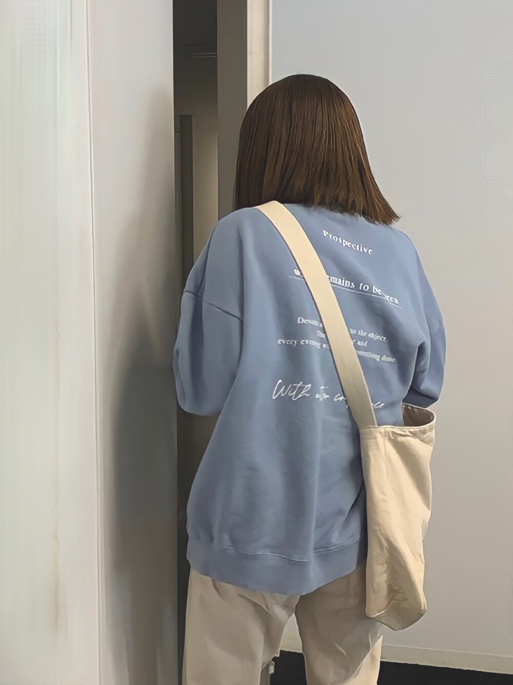「春、休日コーデ、パンツスタイル、プチプラコーデ、スニーカーコーデ、ootd、淡色コーデ、はるコーデ、コンバース、スニーカー」｜「kutirのデニムテーパードパンツ（デニムパンツ、ホワイト系）」を使った、そうさん（レディース・160cm）の春コーディネートの1枚目の写真