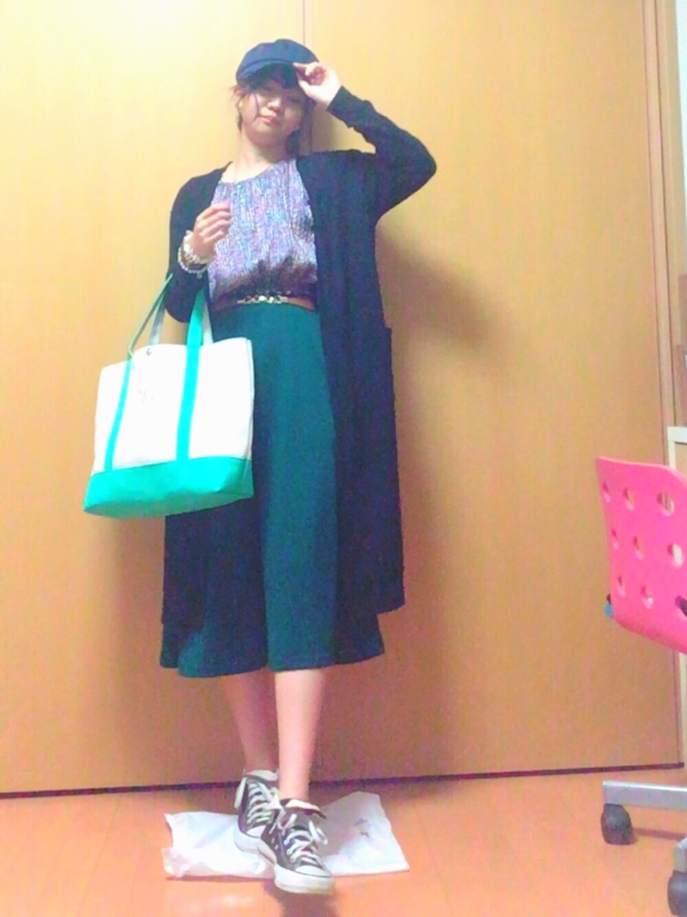 その他のTシャツ/カットソー、グリーン系のスカート、グリーン系のトートバッグを着用したレディースの春コーディネートの1枚目の写真