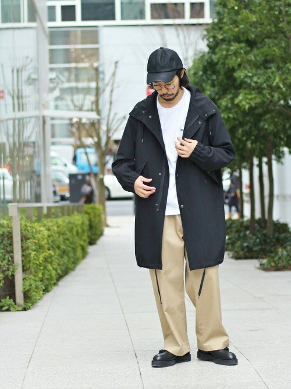 ホワイト系のTシャツ/カットソー、ベージュ系のその他パンツ、ブラック系のその他シューズを着用したメンズの冬コーディネートの1枚目の写真