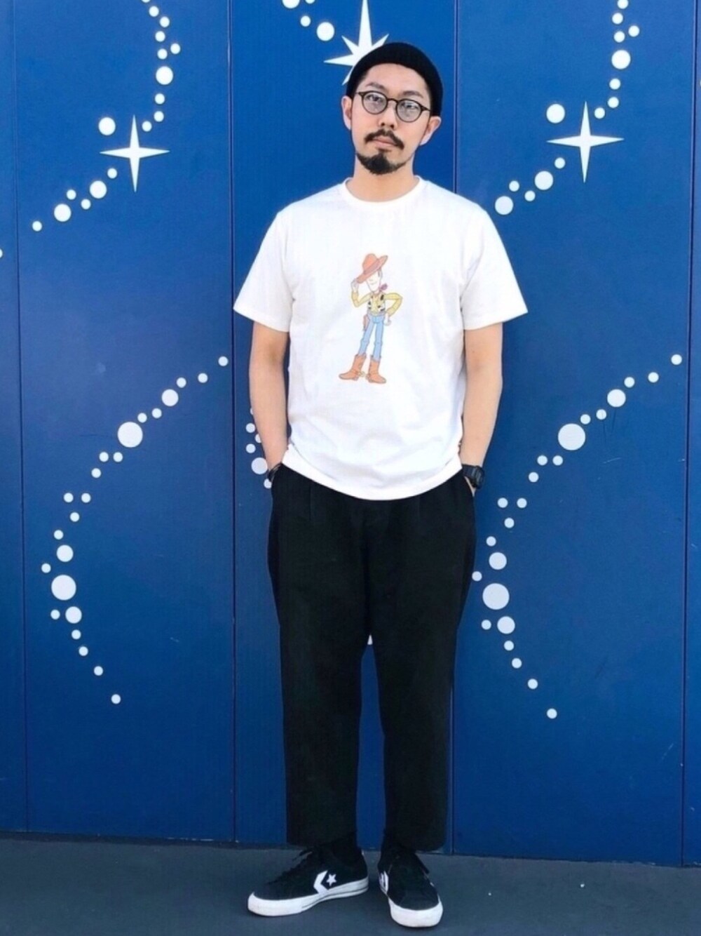 ホワイト系のTシャツ/カットソーを着用したメンズの夏コーディネートの1枚目の写真
