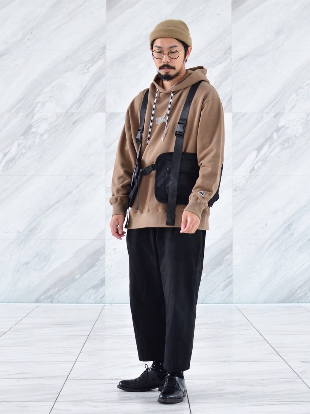 ブラウン系のパーカー、ベージュ系のニットキャップ/ビーニーを着用したメンズの秋コーディネートの1枚目の写真