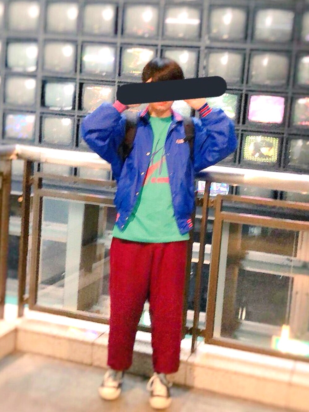 「お洒落さんとつながりたい、古着MIX、休日スタイル、キャナルシティ福岡、安物コーデ、色合わせ、青、緑、赤、コンバース」｜「古着のアイテム（ジャケット/アウター、ブルー系）」を使った、Tomoさん（メンズ・174cm）の春コーディネートの1枚目の写真