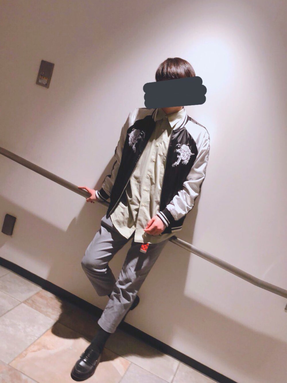 その他のシャツ/ブラウス、ブラック系のその他アウター、グレー系のパンツを着用したメンズの春コーディネートの1枚目の写真