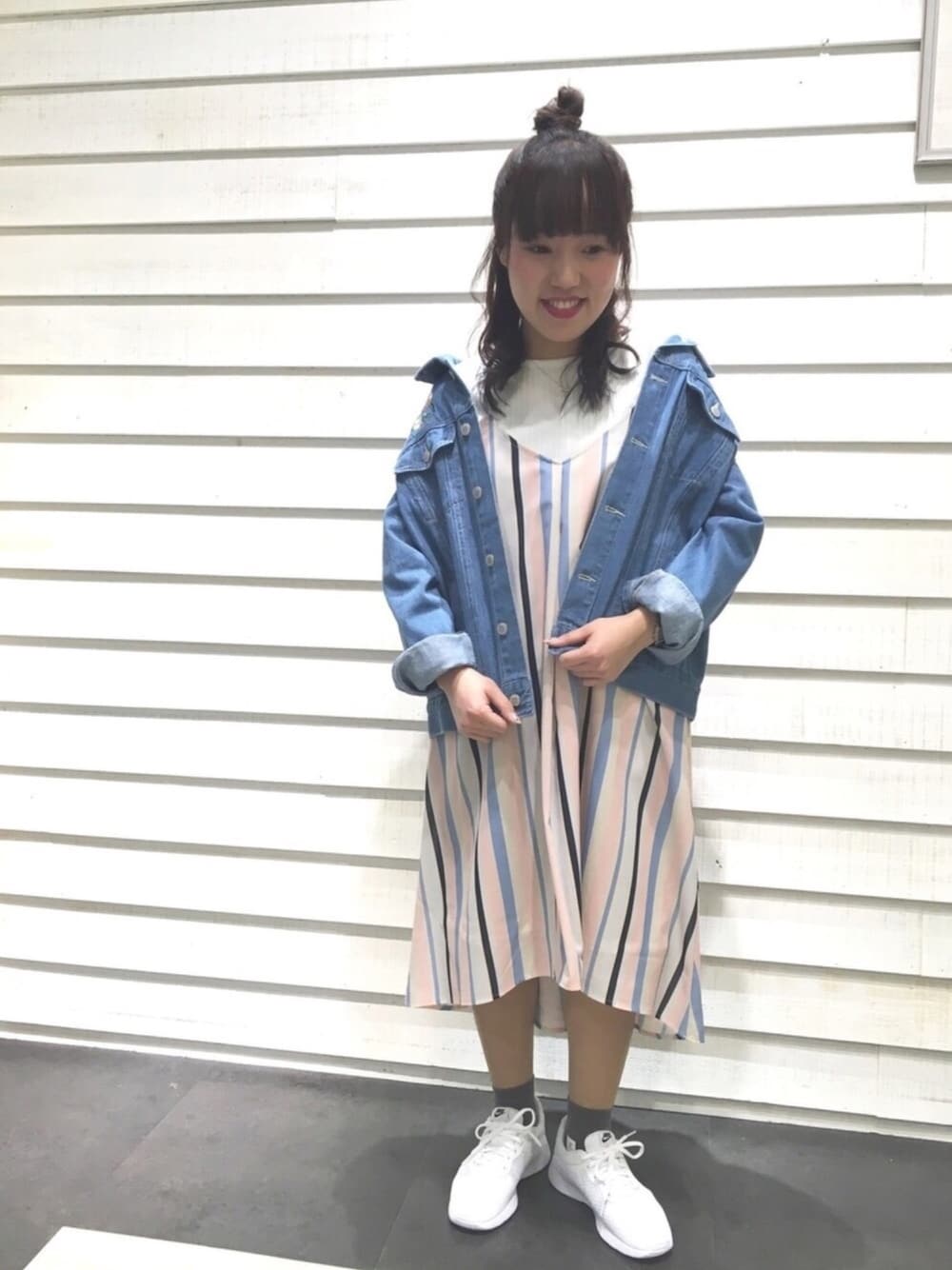その他のワンピース、ホワイト系のスニーカー、ブルー系のデニムジャケットを着用したレディースの春コーディネートの1枚目の写真