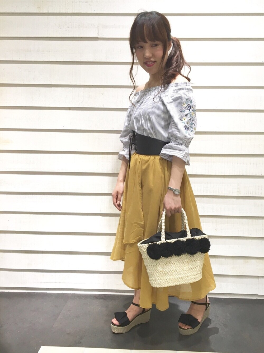ホワイト系のシャツ/ブラウス、イエロー系のスカート、ベージュ系のハンドバッグを着用したレディースの春コーディネートの1枚目の写真
