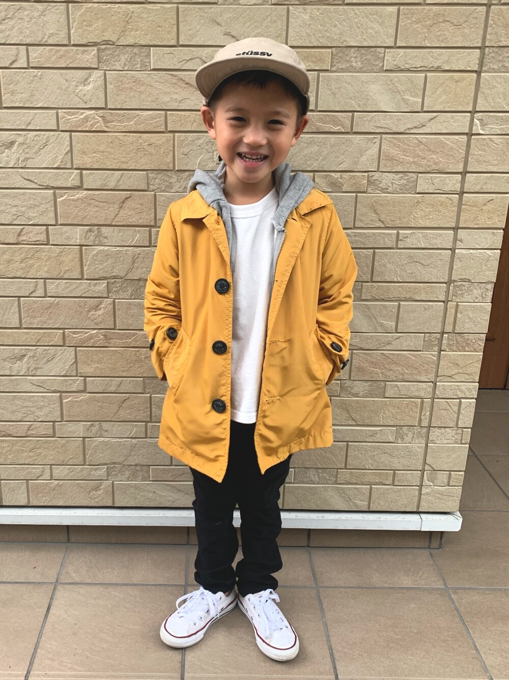 「男の子、おさがり、ステンカラーコート、パーカー、コンバース、キャップ、春コーデ」｜「Right-onのアイテム（ジャケット/アウター、イエロー系）」を使った、3taさん（キッズ・120cm）の冬コーディネートの1枚目の写真