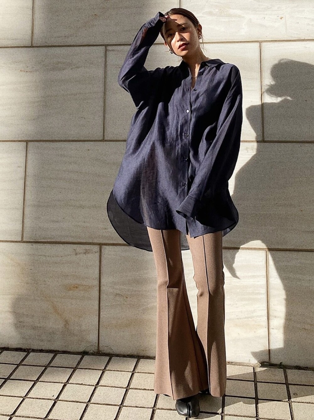 「credona、クレドナ、春服、きれいめカジュアル、オトナカジュアル、パンツスタイル、シアーシャツ、フレアパンツ、シンプルコーデ、モノトーン」｜「CREDONAのシアースリットSH（シャツ/ブラウス、ブルー系）」を使った、YURIさん（レディース・155cm）の春コーディネートの1枚目の写真