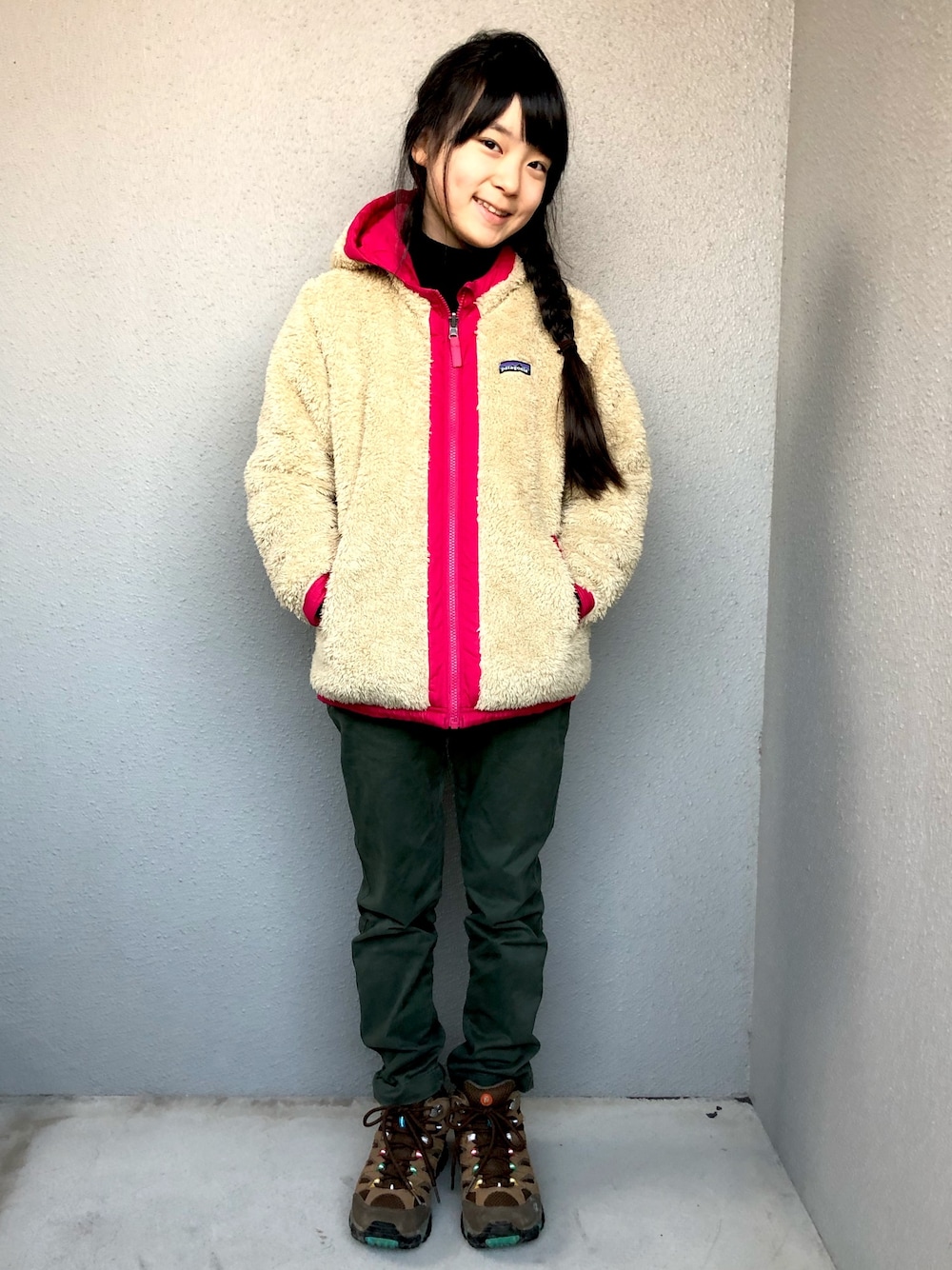 「休日スタイル、キャンプ、アウトドアスタイル、patagonia、メレル、カジュアル、10歳、小学生、女の子」｜「patagoniaのアイテム（ジャケット/アウター、ベージュ系）」を使った、haaaaatcch(hana)さん（キッズ・140cm）の冬コーディネートの1枚目の写真
