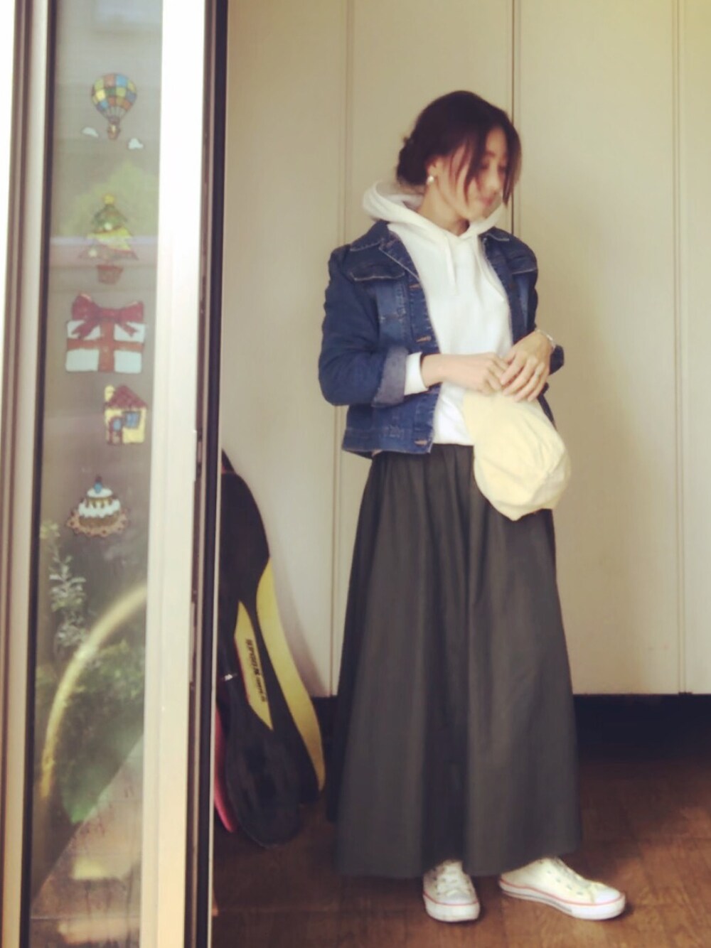 「プチプラ、GU、ロングスカート、カーキ、パーカー、デニムジャケット、Gジャン、オトナカジュアル」｜「VANSのアイテム（スニーカー、ホワイト系）」を使った、head-tailさん（レディース・157cm）の春コーディネートの1枚目の写真
