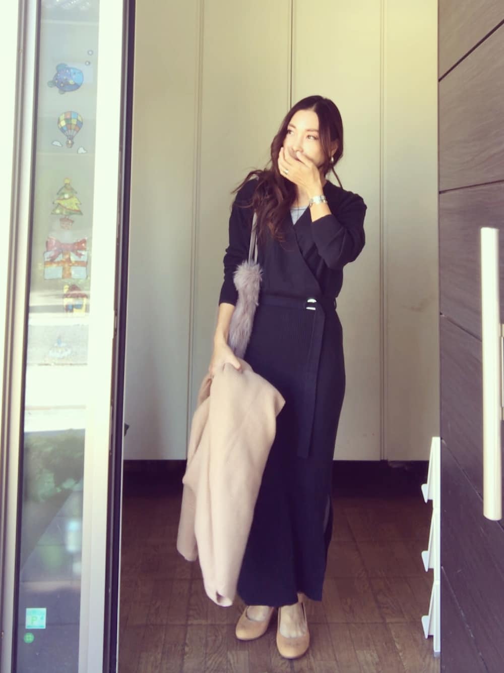 ベージュ系のパンプス、グリーン系のワンピース、グレー系のタンクトップを着用したレディースの秋コーディネートの1枚目の写真