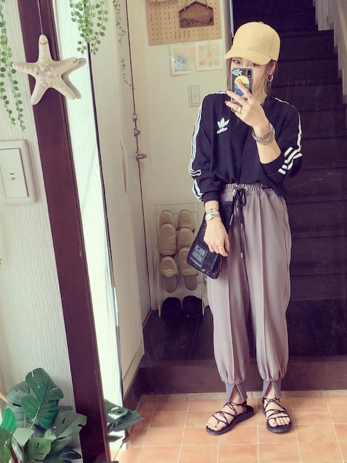 Zara ザラ のキャップを使ったレディース人気ファッションコーディネート Sciaky