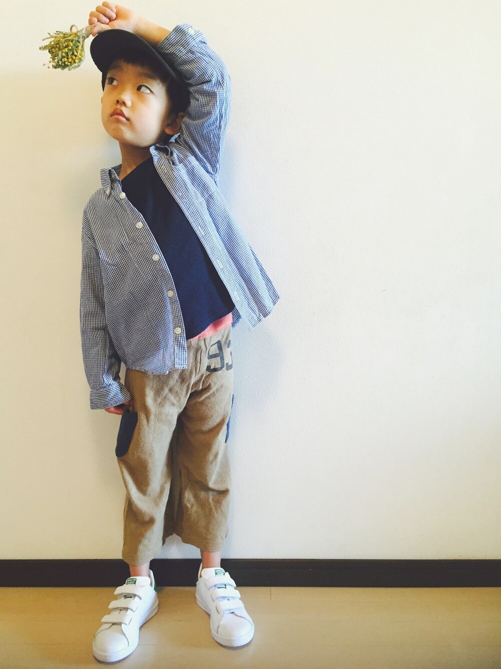 ブルー系のシャツ/ブラウス、ブルー系のTシャツ/カットソー、ホワイト系のスニーカーを着用したキッズの春コーディネートの1枚目の写真