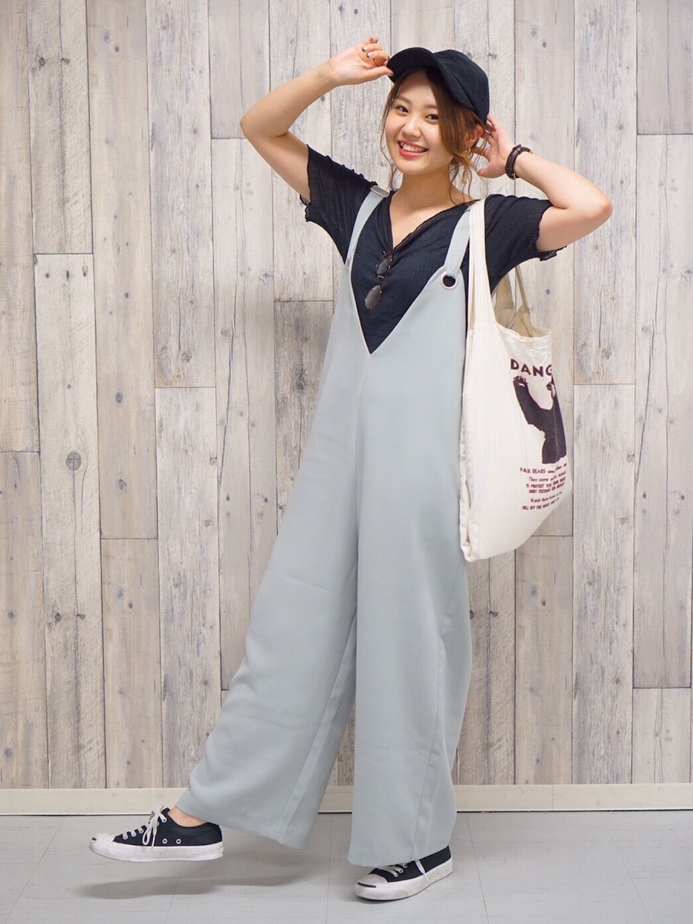 「シンプル、夏コーデ、KBF、converse、INDEX、モデル、MONA、monamagazine」｜「KBFのアイテム（Tシャツ/カットソー、ブラック系）」を使った、MONA   さん（レディース・164cm）の夏コーディネートの1枚目の写真