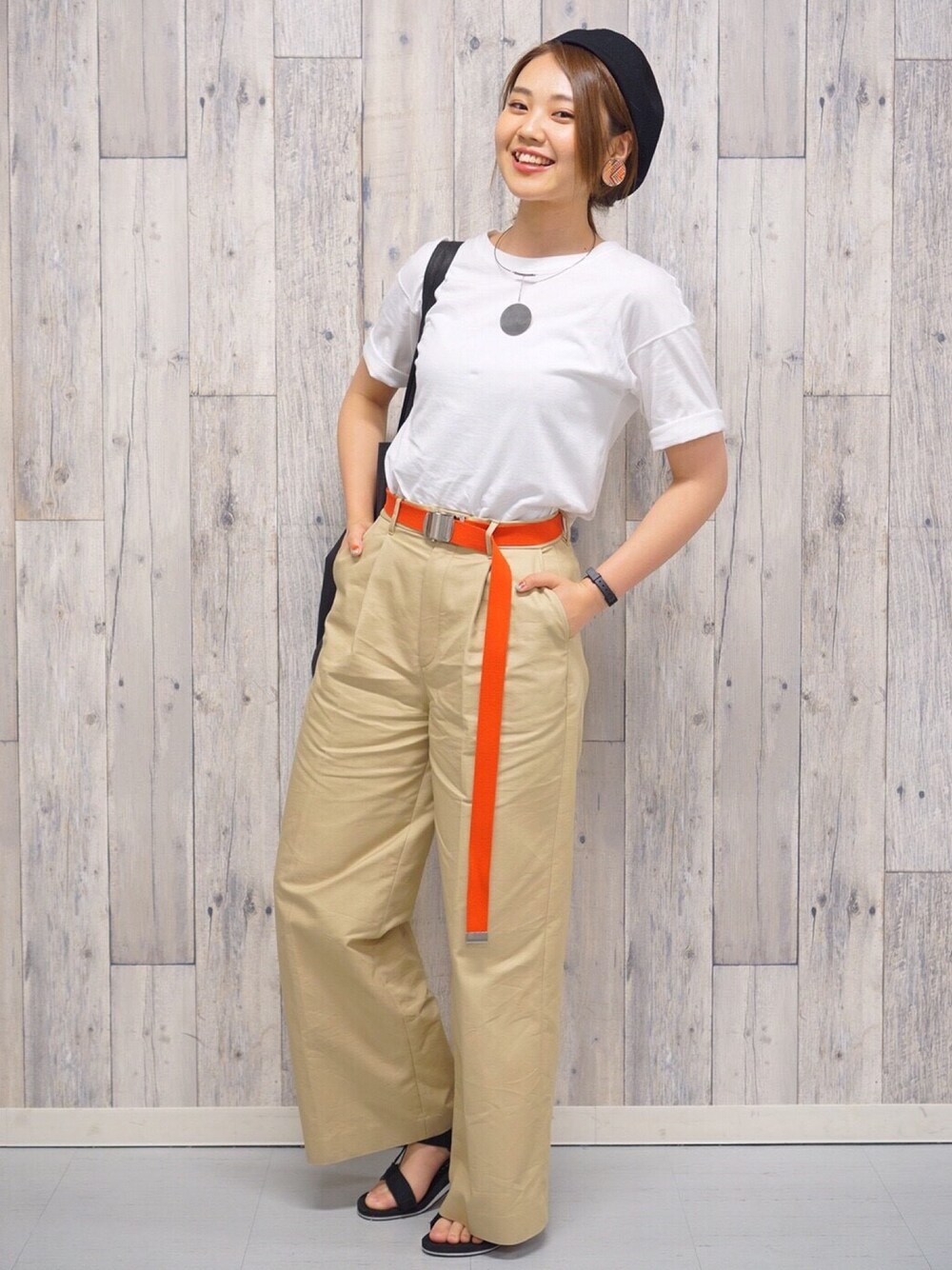 「夏、シンプル、大人カジュアル、カジュアルコーデ、summer、シンプルコーデ、ワイドパンツ、MONA、モデル、monamagazine」｜「HANESの[WEB限定 別注ヘインズ]Hanes×GLR Beffy Tシャツ（Tシャツ/カットソー、ホワイト系）」を使った、MONA   さん（レディース・164cm）の夏コーディネートの1枚目の写真