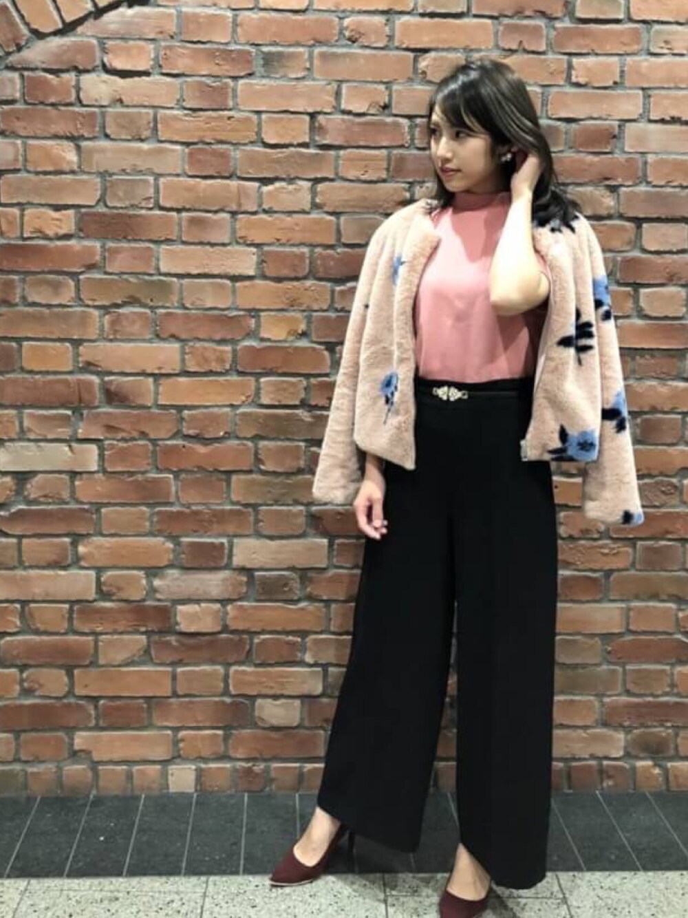 「秋冬、大人カジュアル、オトナ女子、大人コーデ、MONA、モデル、monamagazine」｜「ZARAのアイテム（トップス、ピンク系）」を使った、MONA   さん（レディース・158cm）の秋コーディネートの1枚目の写真